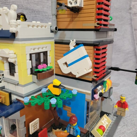 Lego Creator 3 in 1 Townhouse Pet Shop & Café 31097 - Picture 4 of 8